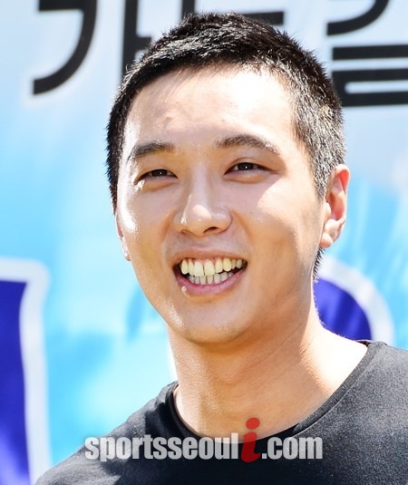 배우 지현우가 6일 전역을 신고했다. 사진은 2012년 8월 지현우가 춘천시 102보충대 앞에서 팬들에게 미소를 짓고 있는 모습이다. / 더팩트 DB