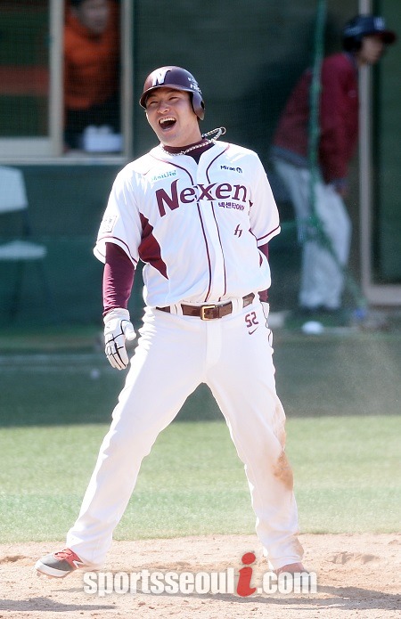 6일 넥센 유니폼을 입고 목동야구장을 찾은 아버지와 아들은 박병호의 힘에 대해 대화를 나눴다. / 임영무 기자