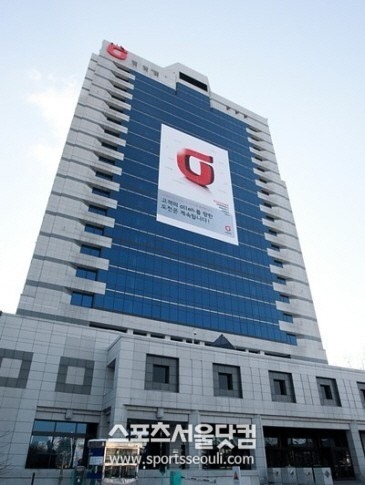 지난달 27일 단독으로 영업을 재개한 KT가 이달 2일까지 9만391명의 번호이동 고객을 유치하는데 성공했다./ 더팩트DB