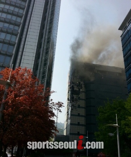 지난달 20일 오후 12시 25분쯤 경기도 과천시 별양동 삼성 SDS ICT 과천센터 3층 외벽에서 불이 나는 사건이 발생했다./ 더팩트DB