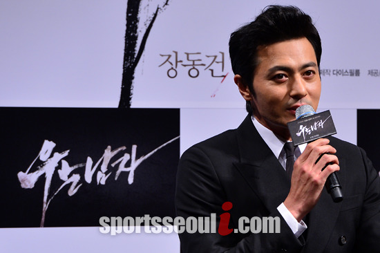 배우 장동건이 8일 오전 서울 강남구 신사동 CGV 압구정점에서 열린 영화 우는 남자의 제작발표회에 참석해 사회자의 질문에 답하고 있다./압구정=남윤호 기자