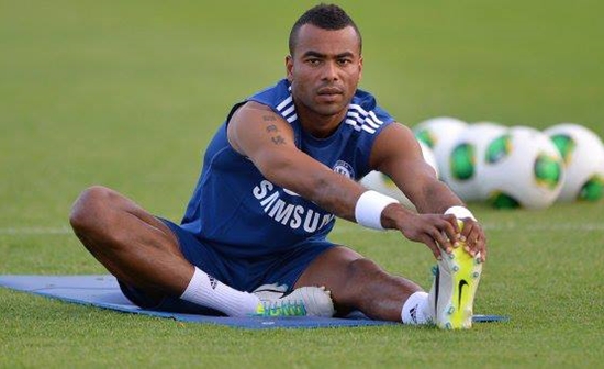 애슐리 콜이 잉글랜드 국가대표팀에서 은퇴하겠다는 뜻을 드러냈다. 콜이 팀 훈련 전 몸을 풀고 있다. / 첼시 페이스북