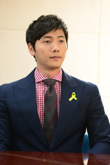 이상우는 약간 수줍어하면서도 예상 밖의 엉뚱한 매력으로 극 중 4차원 서재우 캐릭터의 느낌을 살렸다. / SBS 제공