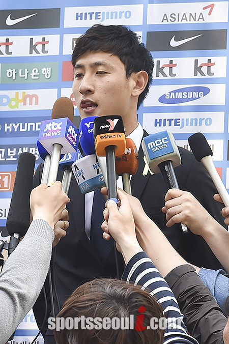 지동원이 13일 파주국가대표팀트레이닝센터에서 브라질월드컵 축구대표팀 첫 소집훈련을 위해 입소한 뒤 기자들의 질문에 답하고 있다. / 파주 NFC= 최진석 기자