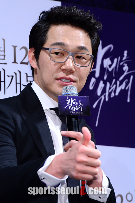 배우 박성웅이 13일 오전 서울 강남구 신사동 압구정 CGV에서 열린 영화 황제를 위하여 제작 보고회에서 액션 연기에 관련한 소감을 말하고 있다. / 남윤호 기자