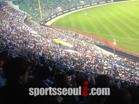 롯데 자이언츠와 LG 트윈스의 경기가 열린 잠실야구장 3루 응원석엔 원정 팬들로 가득 찼다. / 잠실야구장 = 이성노 기자
