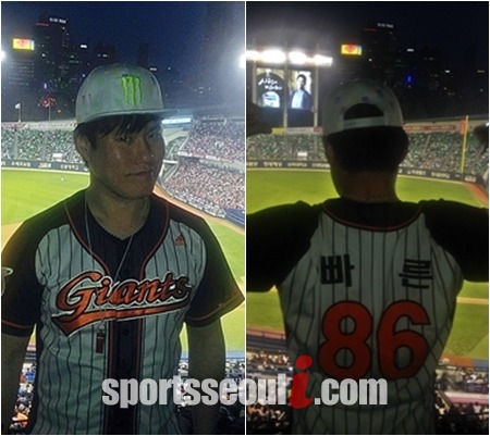 롯데 팬 김현수 씨가 포즈를 취하고 있다.