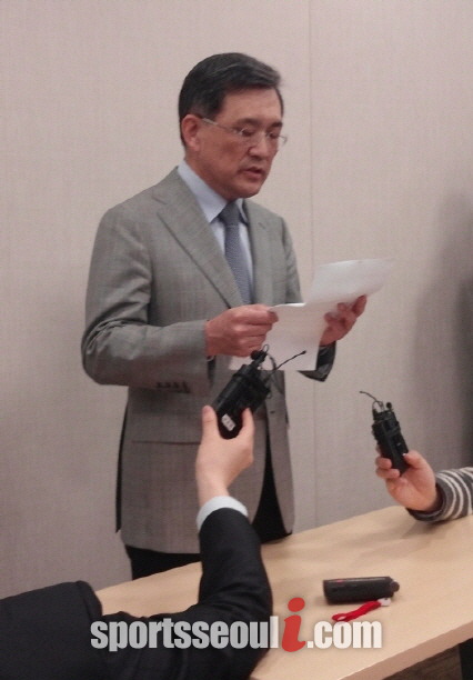 권오현 삼성전자 대표이사 부회장이 14일 서울 삼성전자 서초사옥에서 백혈병 문제에 대한 입장을 밝히고 있다./ 서초=황원영 기자