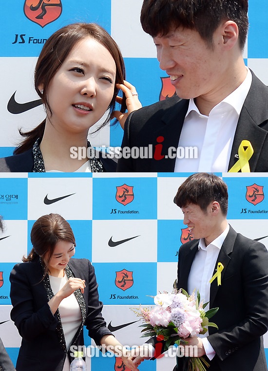 김민지 전 SBS 아나운서가 14일 오전 경기 수원 영통의 박지성축구센터에서 열린 박지성 현역 은퇴 기자회견에 깜짝 등장하고 있다. / 임영무 기자