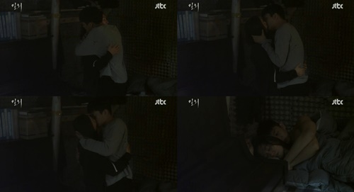 밀회는 유부녀와 학생의 사랑을 그리면서 불륜 미화라는 비판을 받기도 했다. / JTBC 방송 화면 캡처