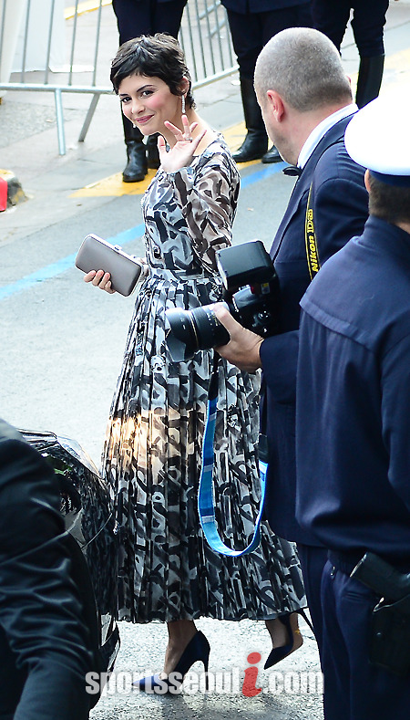 한껏 귀여운 모습으로 취재진을 맞은 프랑스 배우 오두리 토투./칸=이새롬 기자