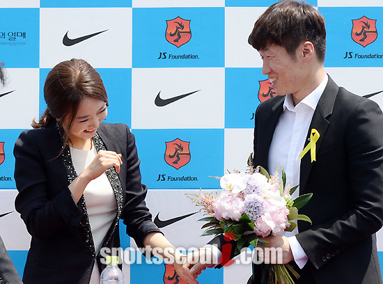 박지성(왼쪽)이 14일 오전 경기 수원 영통의 박지성축구센터에서 기자회견을 열고 현역 은퇴를 선언한 가운데, 그의 예비 신부 김민지 전 아나운서가 깜짝 등해 박지성과 인사를 나누고 있다./ 박지성축구센터(수원)=임영무 기자