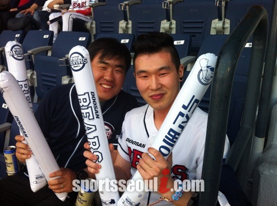 이종욱 이름을 새긴 유니폼을 8년째 입고 있는 이용재(오른쪽) 씨가 두산을 응원하고 있다.