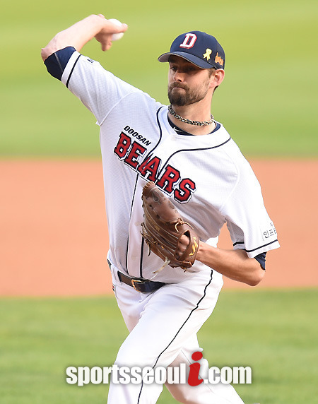 두산 선발 더스틴 니퍼트는 6이닝 4피안타 2볼넷 7탈삼진 2실점(1자책)으로 시즌 5승(4패)째를 거뒀다.