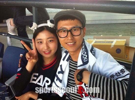 손시헌 두산 유니폼을 입고 16일 잠실야구장을 찾은 한주현(오른쪽) 씨가 여자 친구 변주연 씨와 포즈를 취하고 있다. / 잠실야구장 = 이현용 기자