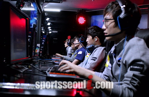 CJ엔투스 블레이즈가 4세트 회심의 카드 드레이븐을 꺼내들어 승리하며 롤챔스 3, 4위전 마지막 5세트 블라인드 모드를 성사시켰다./용산=김연정 기자