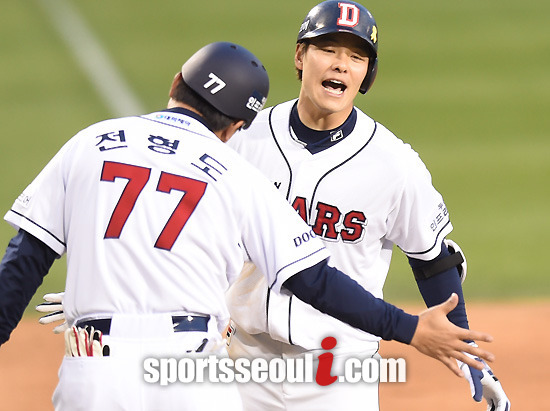 두산 민병헌이 16일 잠실야구장에서 열린 NC와 경기 2회말 역전 스리런을 터뜨리고 포효하고 있다. / 잠실야구장 = 최용민 기자