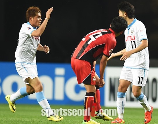 오쿠보 요시토(왼쪽)가 지난 14일 서울월드컵경기장에서 열린 2014시즌 아시아축구연맹 챔피언스리그 16강 2차전 FC 서울전에서 전반 동점골을 성공시킨 고바야시 유를 격려하고 있다. / 서울월드컵경기장 = 최용민 기자