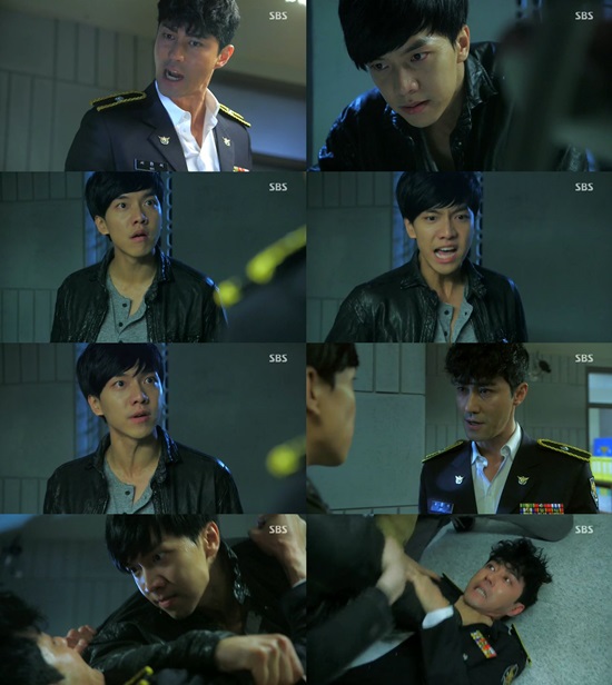 SBS 수목드라마 너희들은 포위됐다에서 차승원(왼쪽 맨 위)과 이승기가 거친 몸싸움을 벌이고 있다. / 너희들은 포위됐다 방송 캡처