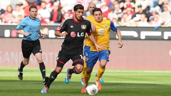 레버쿠젠의 엠레 칸(왼쪽)이 지난 3월 29일 2013~2014시즌 독일 분데스리가 아인트라흐트 브라운슈바이크와 홈 경기에서 돌파를 시도하고 있다. / 레버쿠젠 페이스북