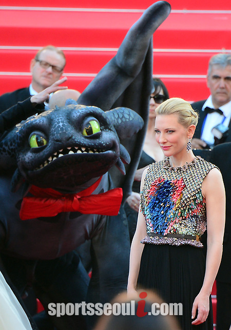 케이트 블란쳇 곁을 지키는 드래곤...드래곤은 미녀를 좋아해~