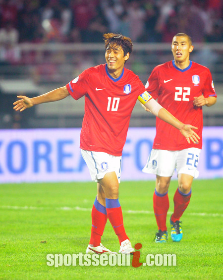 박주영(왼쪽)이 지난 2011년 9월 2일 고양종합운동장에서 열린 브라질월드컵 아시아지역 3차예선 레바논전에서 골을 넣고 기뻐하고 있다. / 더팩트 DB