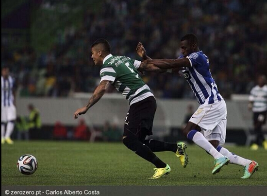 스포르팅 리스본의 마르코스 로호(왼쪽)가 잭슨 마르티네스와 공을 다투고 있다. / 포트루갈 제로제로 캡처