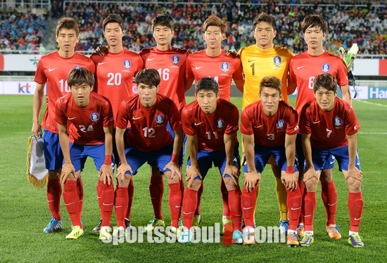 대한축구협회가 28일 열리는 튀니지와 친선경기에 프리미어리그 심판을 배정한다고 20일 밝혔다. 대표팀이 지난해 11월 6일 천안종합운동장에서 열린 말리와 평가전을 치르기 전 나란히 포즈를 취하고 있다. / 임영무 기자