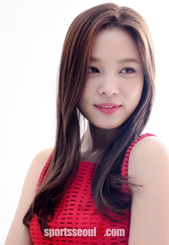 윤소희가 달래 된, 장국에서 장국 역을 연기하기 위해 주변에서 많은 조언을 얻었다고 설명하고 있다. / 김슬기 인턴기자