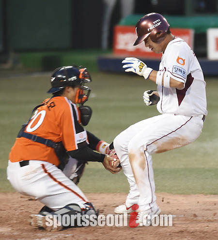 20일 목동야구장에서 열린 2014 한국야쿠르트 세븐 프로야구 한화 이글스와 넥센 히어로즈의 경기에서 4회 말 넥센 공격 때 3루 주자 김민성이 홈으로 파고드는 상황에서 홈을 밟지도 못한 채 태그 아웃되고 있지만, 심판의 판정은 세이프였다. / 목동야구장 = 최용민 기자