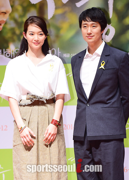 영화 경주 제작보고회가 21일 오전 서울 롯데시네마 건대입구역점에서 열린 가운데 배우 신민아(왼쪽)와 박해일이 포토타임을 갖고 있다./건대입구=배정한 기자