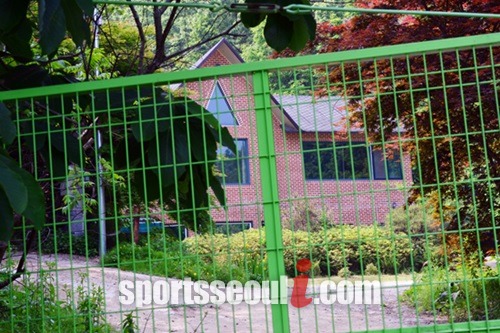 유병언 전 세모그룹 회장이 19일까지 숨어있었던 것으로 알려진 일명 유병언 비밀별장의 출입문이 굳게 닫혀 있다. / 안성=남윤호 기자