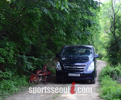 유 전 회장이 숨어있던 것으로 알려진 일명 비밀별장 입구에 승합차, 농기계가 외부인의 출입을 막고 있다.
