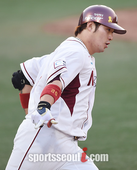 20일 오후 서울 목동야구장에서 열린 한화 이글스와 넥센 히어로즈의 경기에서 박병호가 홈런을 때린 뒤 베이스를 돌고 있다. / 최용민 기자