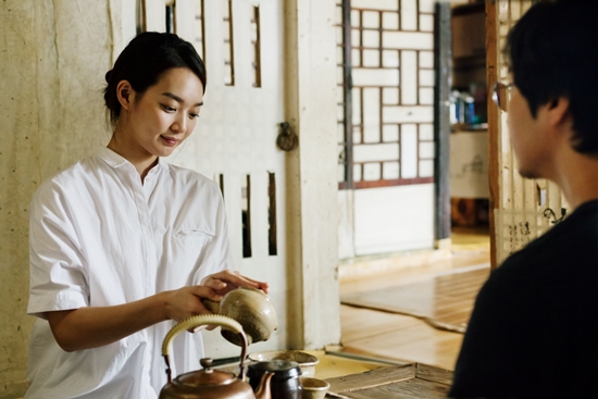 영화 경주에서 찻 집 아리솔의 주인 윤희로 분한 신민아(왼쪽)./인벤트스톤 제공