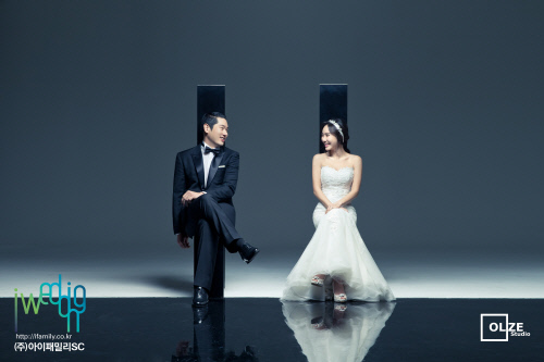 혼성그룹 쿨의 멤버 유리가 임신 4개월 째다. / 아이웨딩 제공