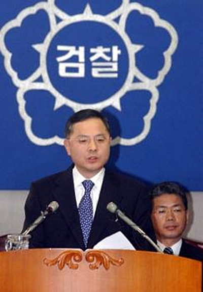 안대희 전 대법관이 22일 정홍원 국무총리의 후임으로 임명됐다. 2004년 3월 8일 당시 대검 중수부장으로 불법대선자금 중간 수사결과를 발표하고 있는 안 전 대법관. /서울신문 제공