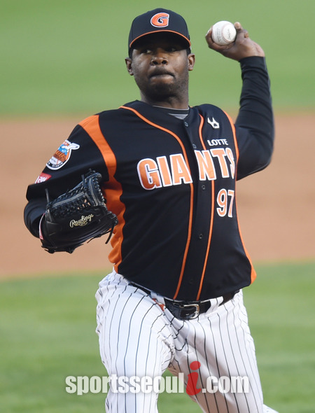 롯데 선발 쉐인 유먼이 23일 울산 KIA전에서 빼어난 투구 내용을 보이며 팀의 3-2 승리를 이끌었다. / 더팩트DB