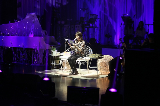 아이유가 지난 22일 소극장 콘서트 딱 한발짝 그 만큼만 더를 열고 팬들을 만나고 있다. /로엔트리 제공