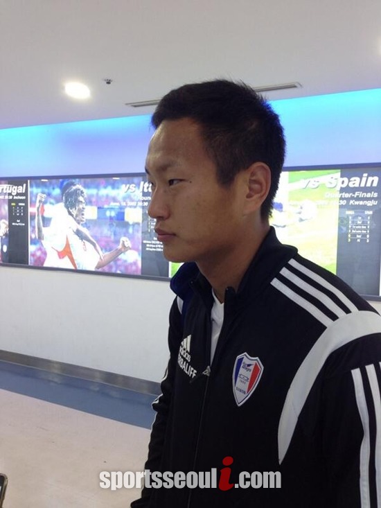 정대세가 22일 수원 삼성 블루윙스와 PSV 에인트호번의 경기가 끝난 뒤 취재진과 이야기를 나누고 있다. / 수원월드컵경기장 = 김동현 인턴기자