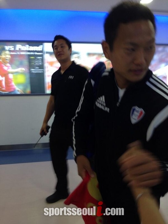 인터뷰가 끝난 뒤 정대세(오른쪽)가 지인과 이야기를 나누고 있다. 그의 오른손에는 박지성이 입었던 유니폼이 들려 있다.