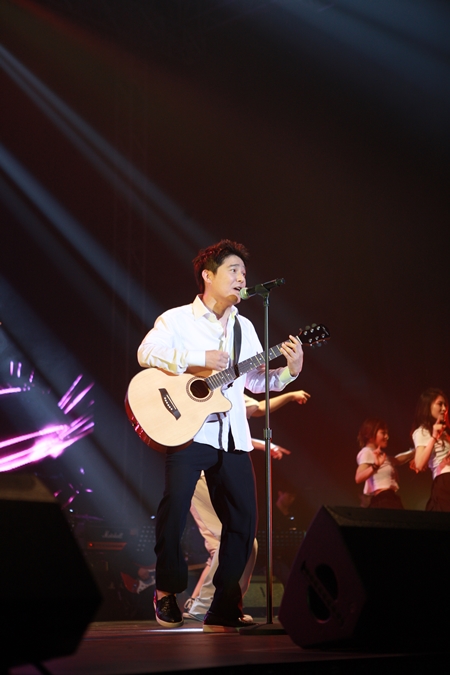 가수 임창정은 3시간 동안 쉬지 않고 히트곡 퍼레이드를 쏟아냈다. /NH미디어 제공