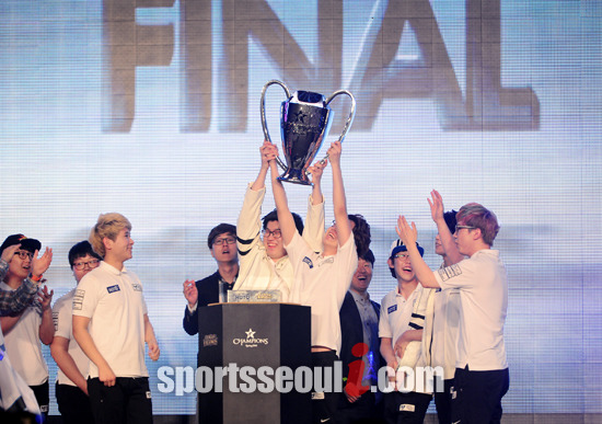 롤챔스 스프링의 왕좌는 삼성 블루가 차지했다. 삼성 블루의 핵심 선수로 평가받는 다데 배어진(중앙)은 봄은 배어진의 계절이라 하는데 앞으론 팬들의 사랑과 응원을 방부제 삼아 전 계절에 이어가도록 하겠다고 말했다./킨텍스=김슬기 인턴기자