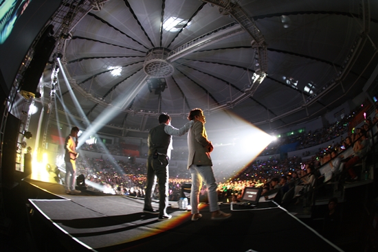 이날 공연에는 히든싱어팀과 DJ DOC가 무대에 올라 임창정과의 우정을 과시했다. /NH미디어 제공