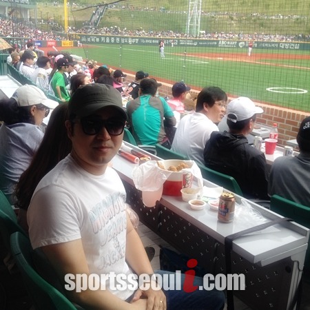 포수 뒤 관중석에 자리한 김장규 씨가 포즈를 취하고 있다.
