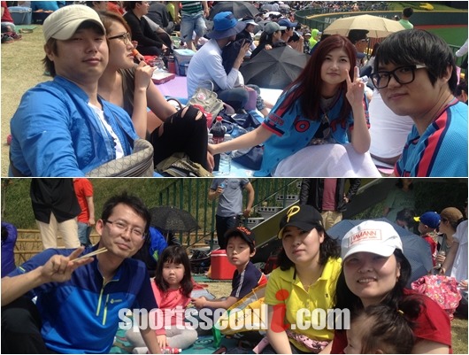 롯데 자이언츠 팬 박지석(윗 사진 왼쪽) 씨와 서장현(아래 사진 왼쪽) 씨가 25일 울산 문수야구장 외야 잔디석에서 포즈를 취하고 있다. / 문수야구장 = 이성노 기자