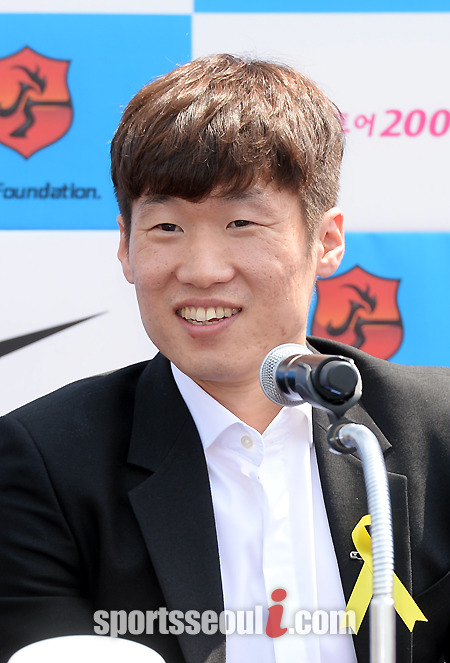 최연소 코리안 J리거로 인터뷰를 할 당시만 해도 대물이 될 줄 몰랐던 박지성.아시아 축구를 대표한 선수로 한 시대를 풍미한 박지성이 지난 14일 박지성축구센터에서 현역 은퇴 기자회견을 하고 있다. / 수원 = 임영무 기자