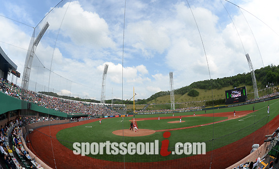 문수야구장이 팬들로 가득차 있다. / 문수야구장 = 이효균 기자