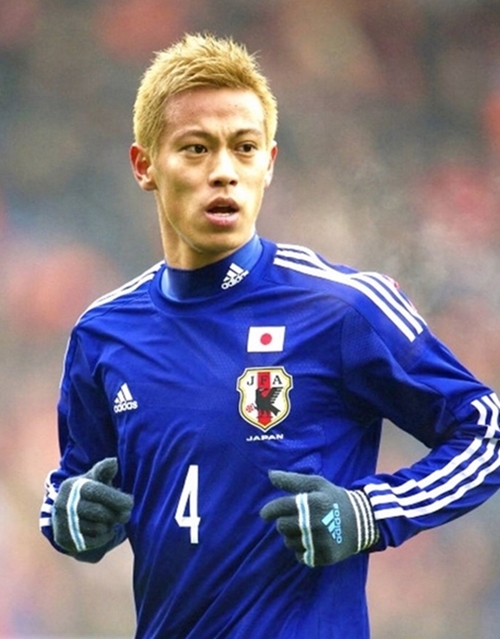혼다 게이스케는 2010 남아공 월드컵에서 일본의 핵심이었다. 일본 대표팀 유니폼을 입고 그라운드에서 뛰고 있는 혼다. / 혼다 페이스북