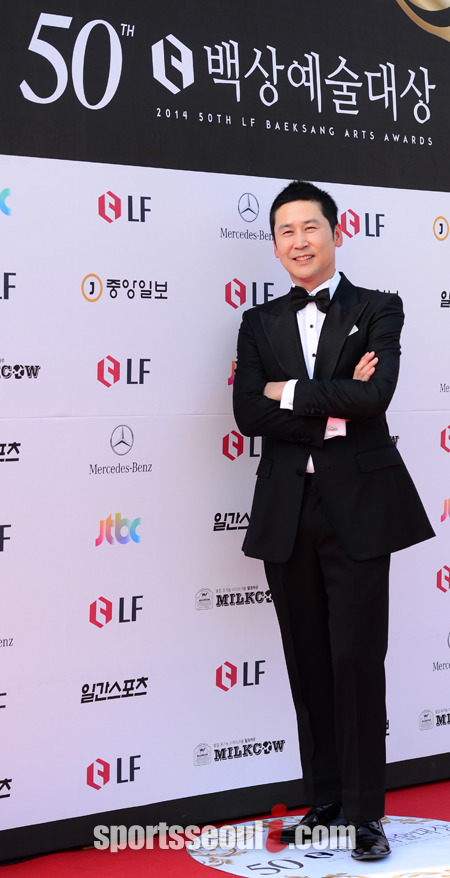 신동엽이 27일 열린 경희대 평화의 전당에서 열린 2014 제50회 백상예술대상 레드카펫에서 포즈를 취하고 있다. / 경희대 = 남윤호 기자